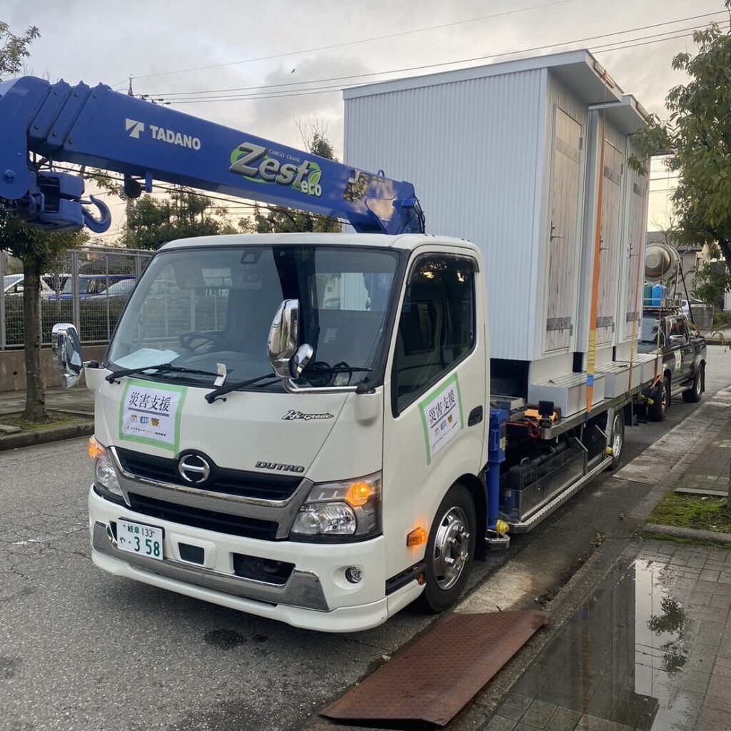 仮設トイレ輸送トラック